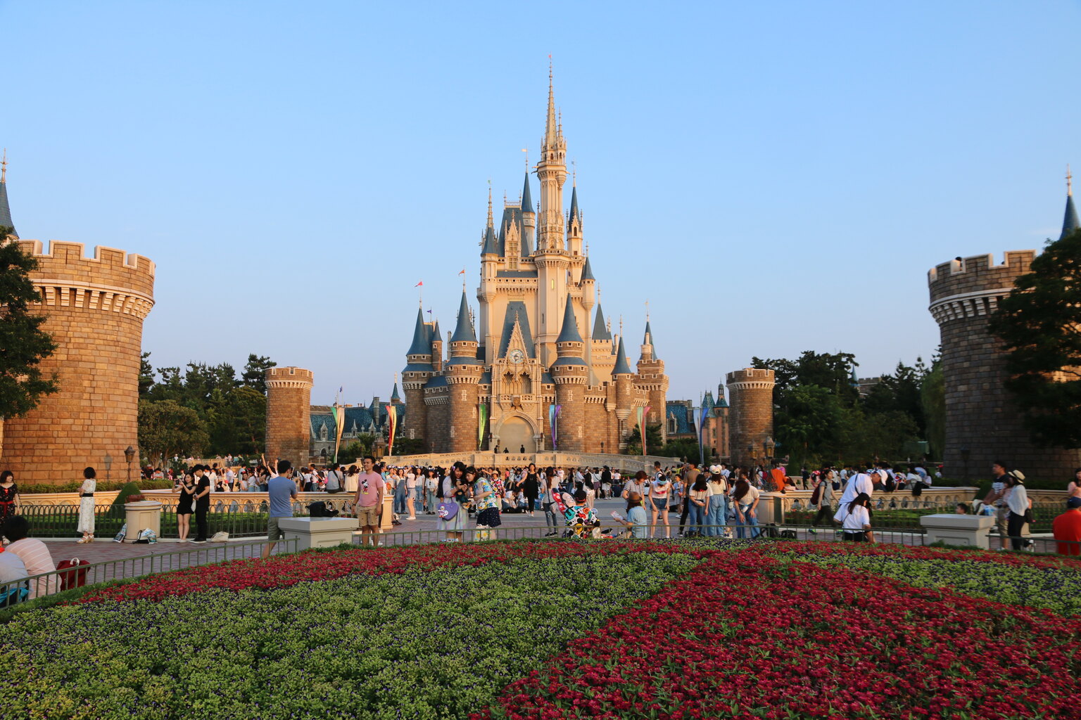 青空の下に立つ東京ディズニーランドのシンデレラ城