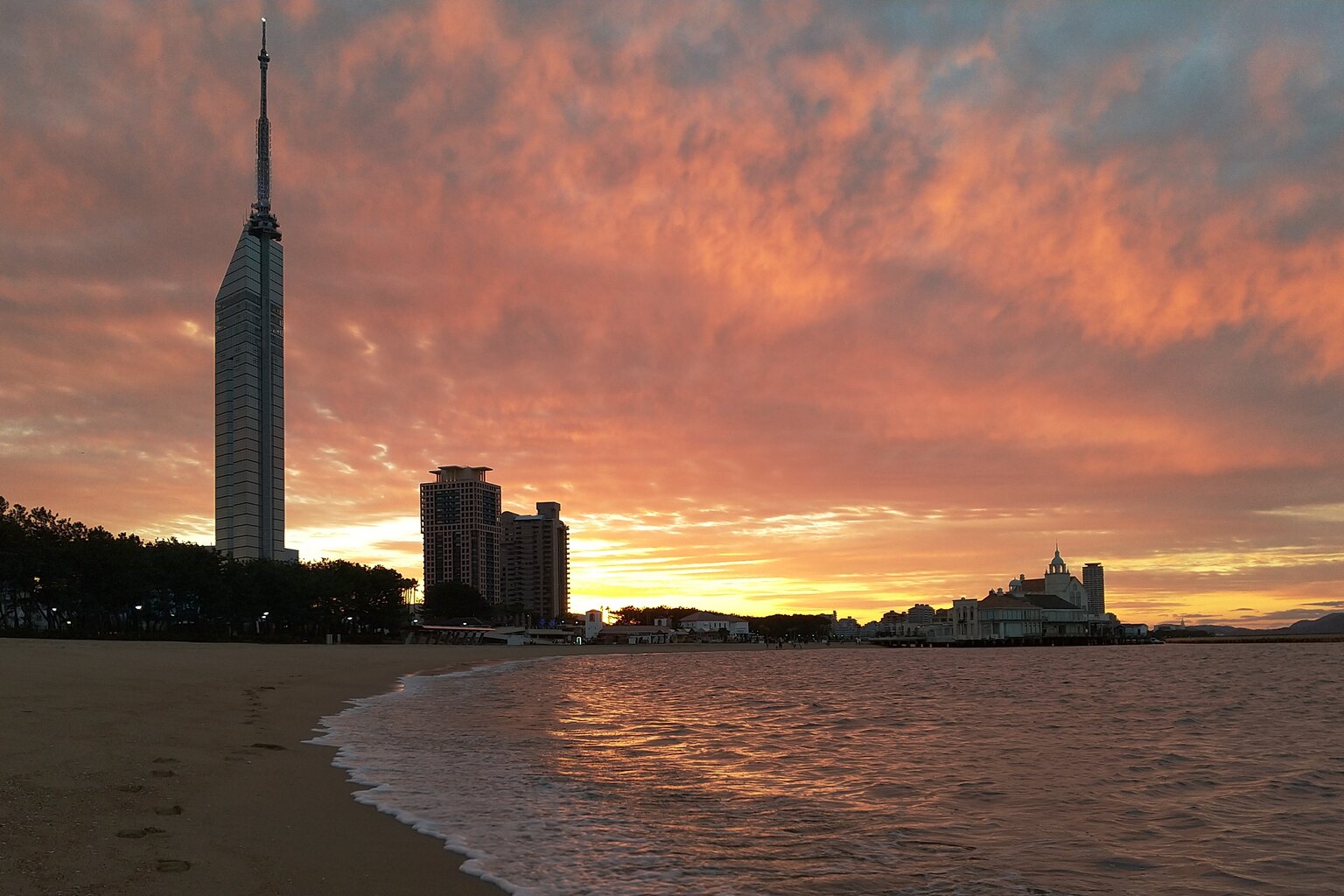 夕焼けに染まる百道浜と福岡タワー、マリゾン
