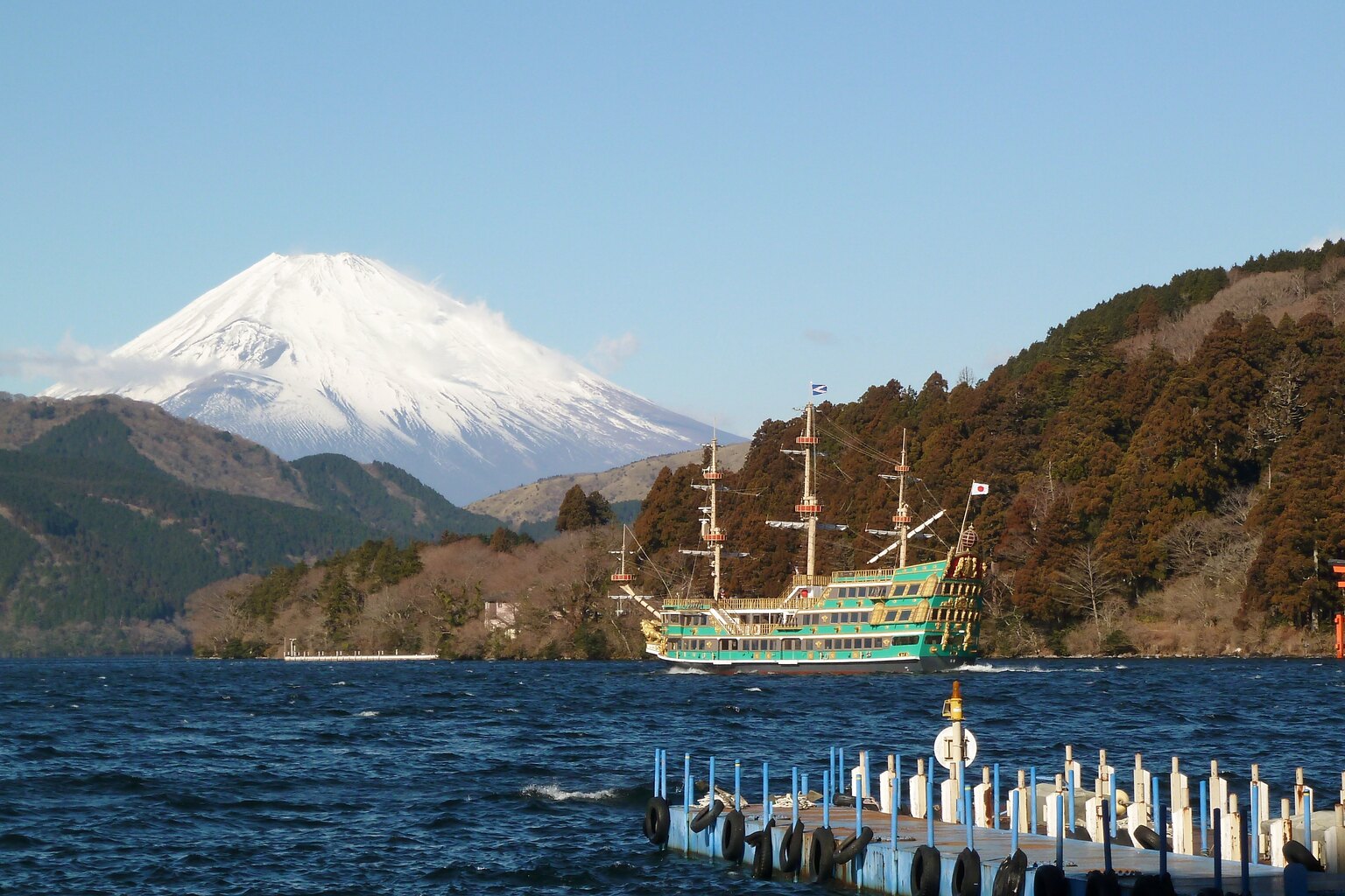 箱根・芦ノ湖の遊覧船と雪をまとった富士山