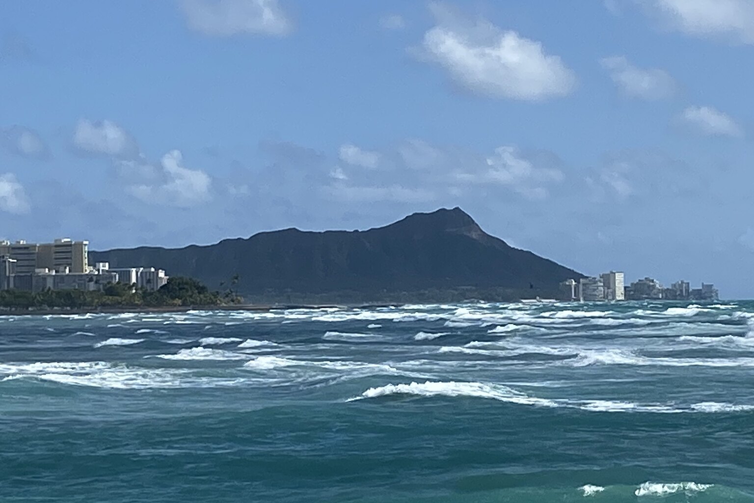 海上から望むホノルルの街並みとダイヤモンドヘッド