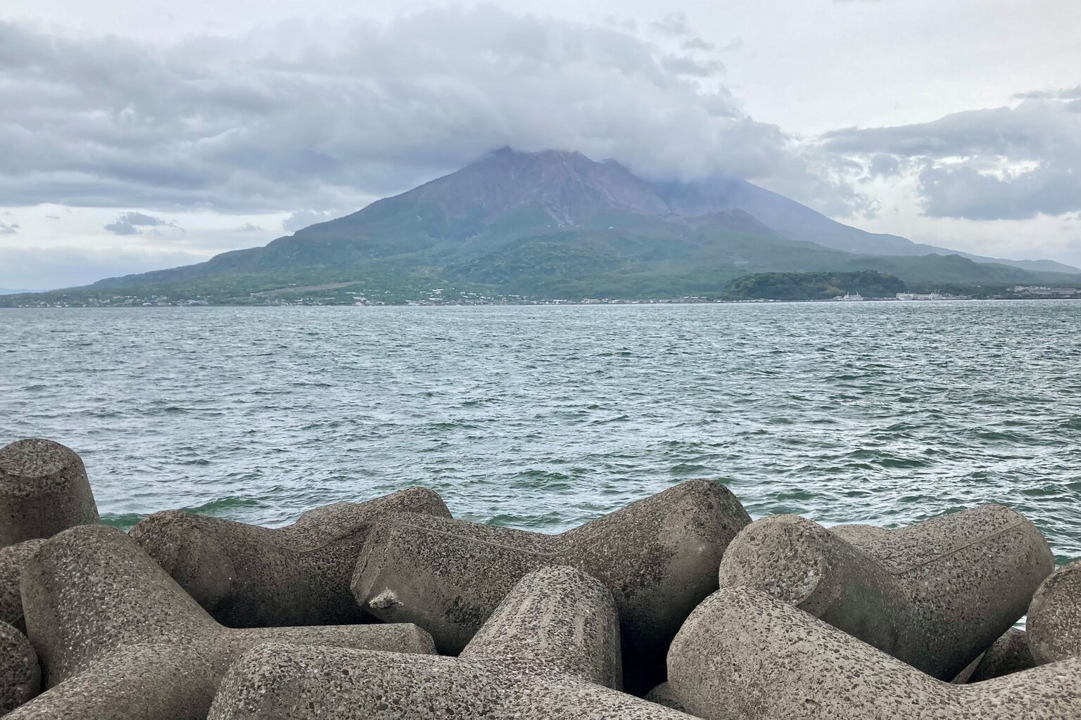 鹿児島湾の向こうにそびえる桜島