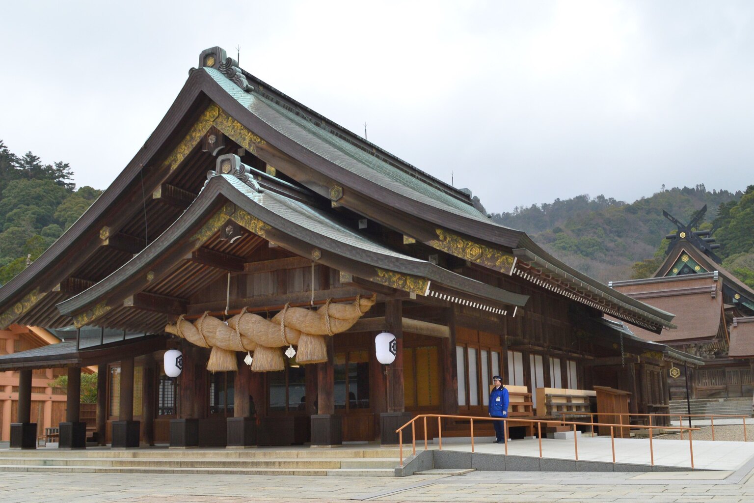 大きなしめ縄が掛かる出雲大社の拝殿
