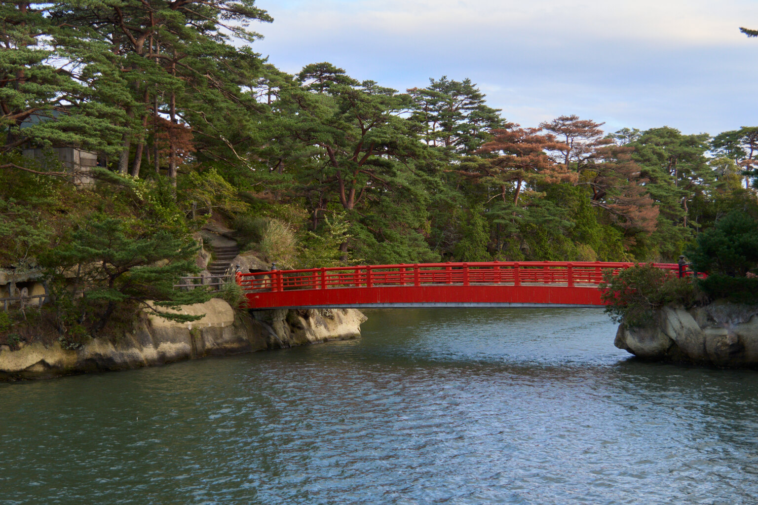 松島湾の島々と朱色の橋が架かる海辺の風景