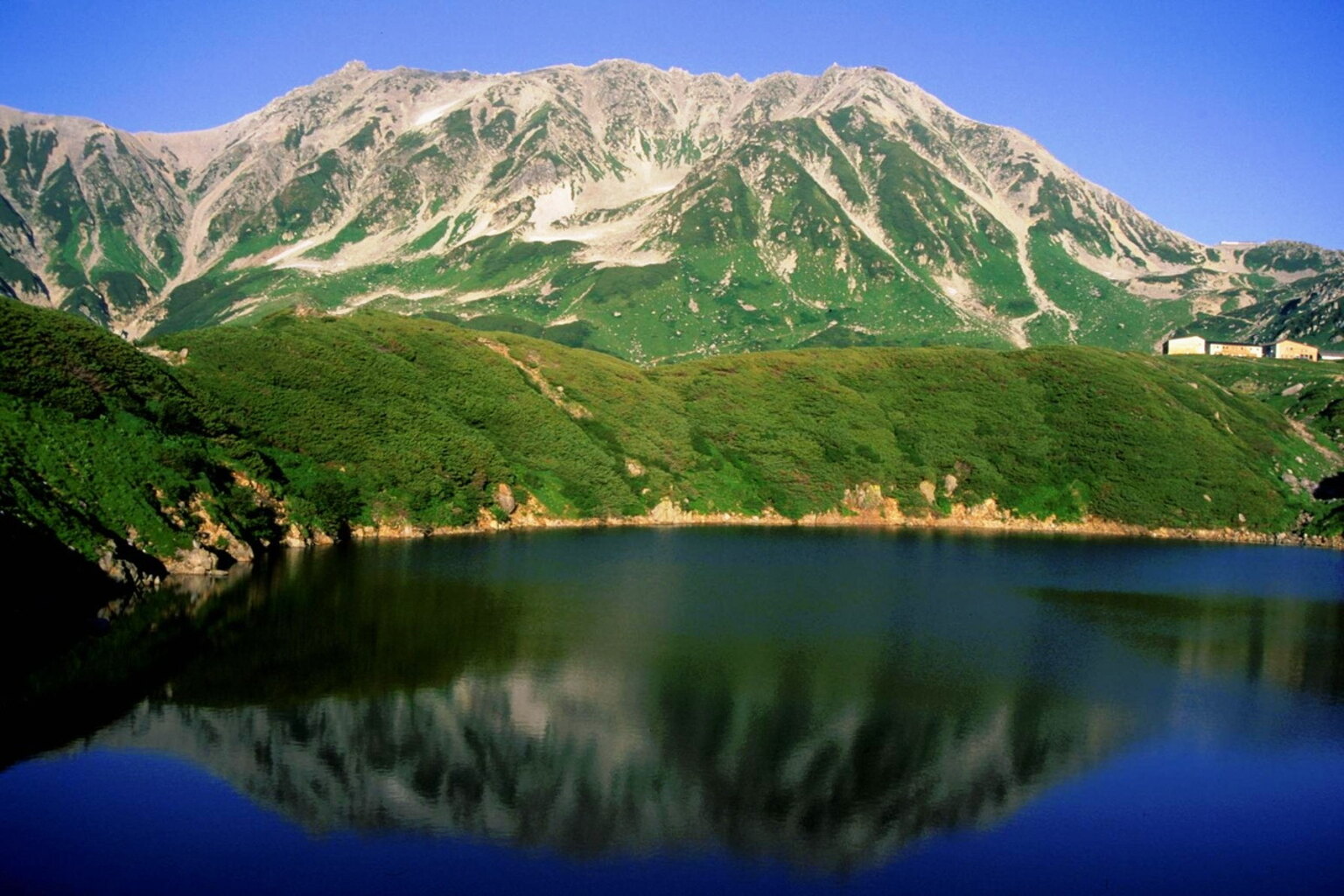 みくりが池越しに望む雪の残る立山連峰